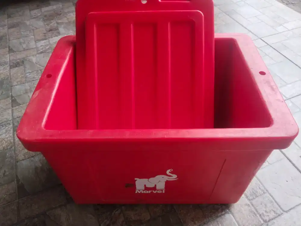 Ice box warna merah