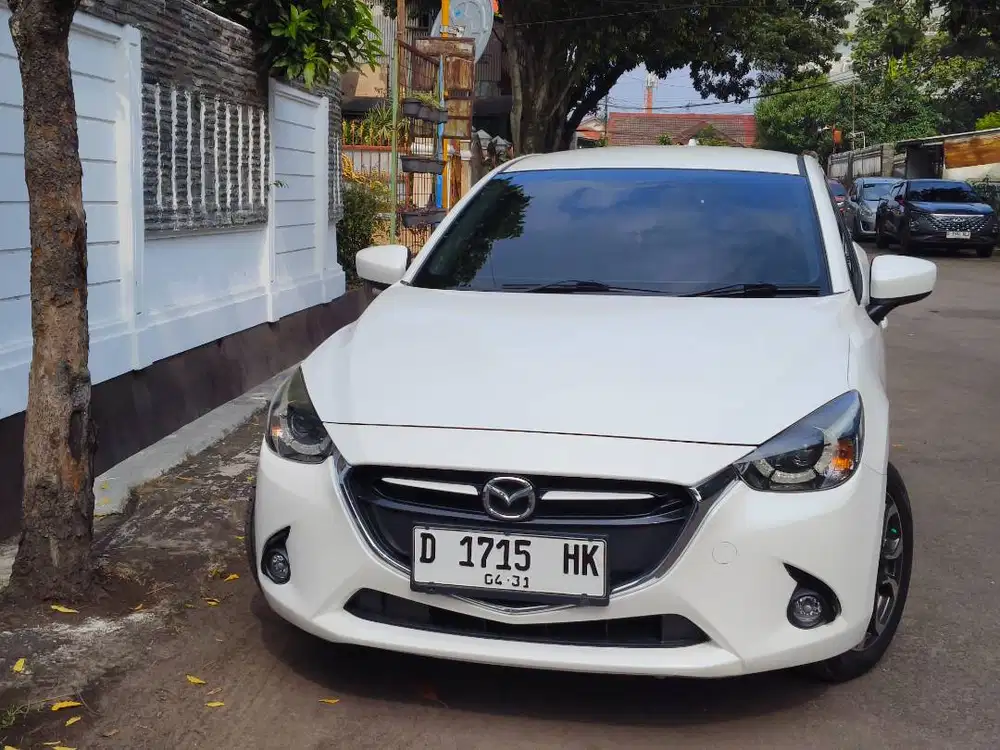 mazda 2 R skyactiv at matic 2016 putih mulus bandung