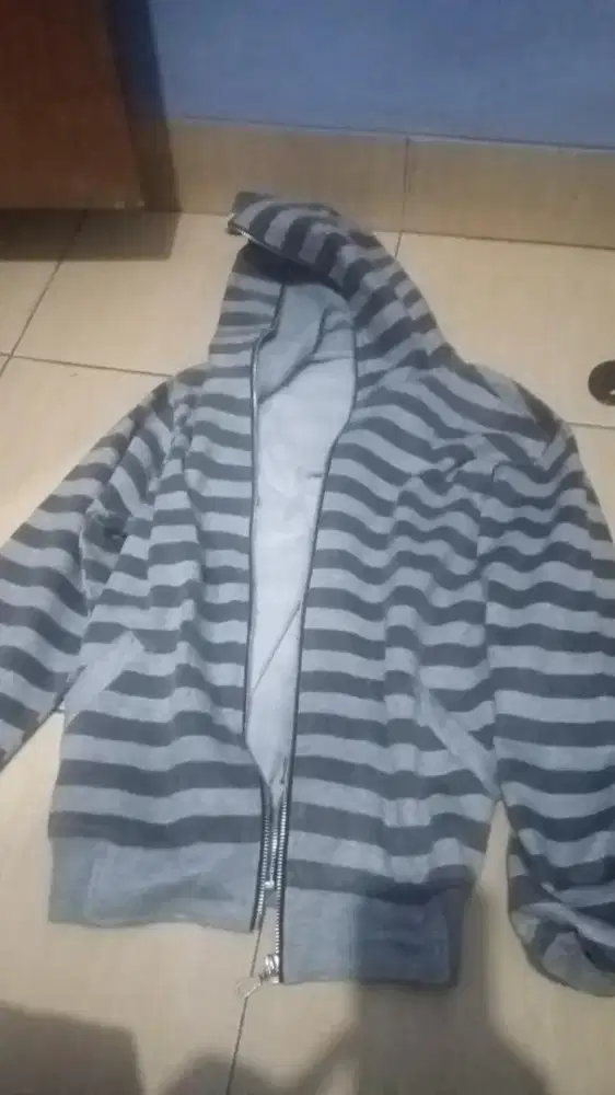 Hoodie Zipper motif garis dua warna abu