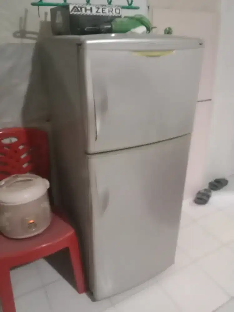 Kulkas 2 pintu sanyo eks pemakean