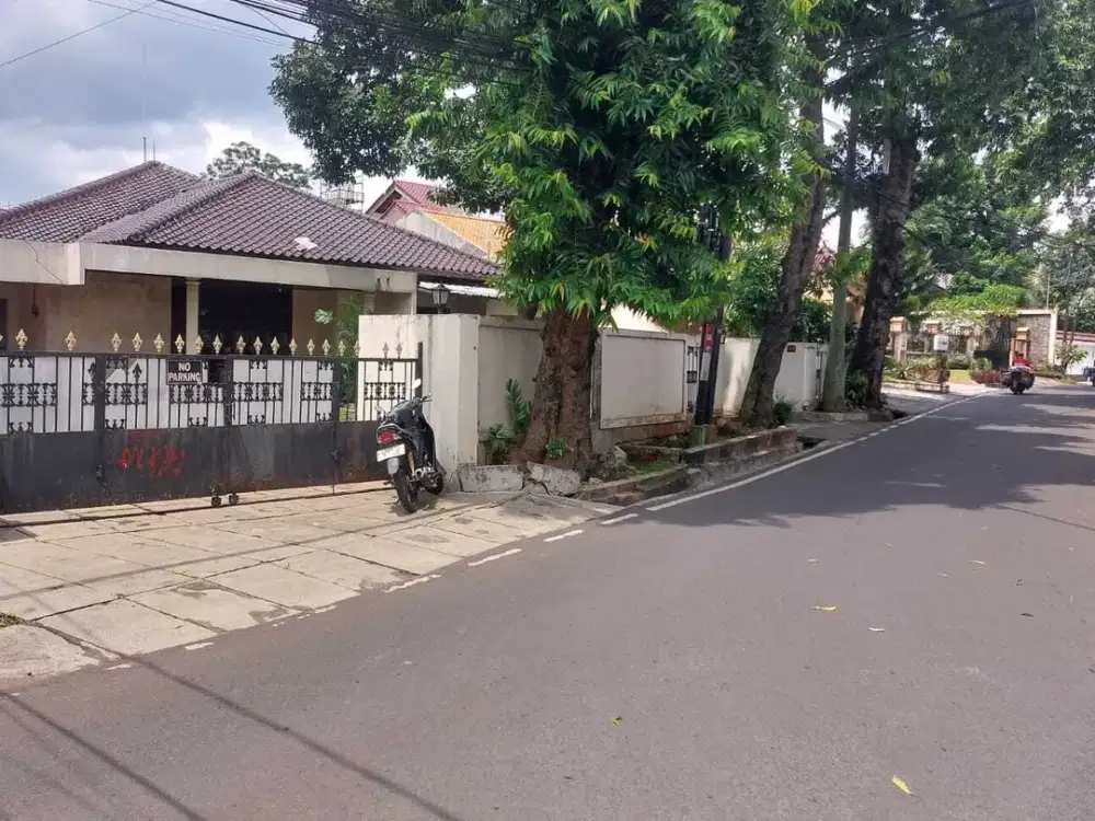 Dijual Tanah dengan Rumah Tua di Lebak Bulus, Jakarta Selatan.