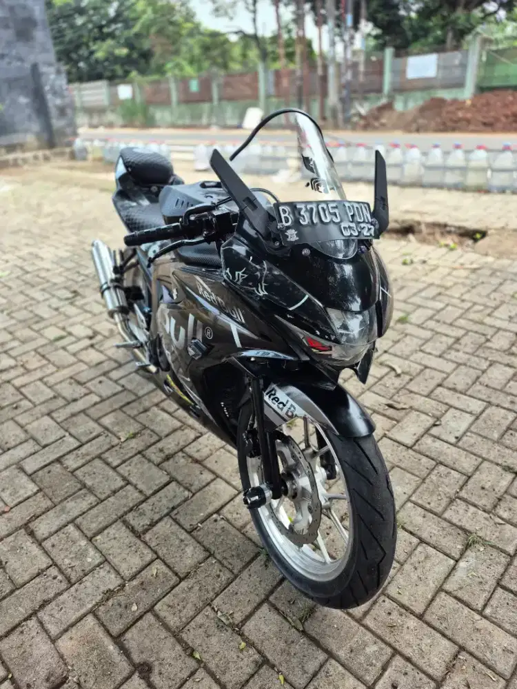 Dijual Suzuki GSX 150R tahun 2017 surat lengkap