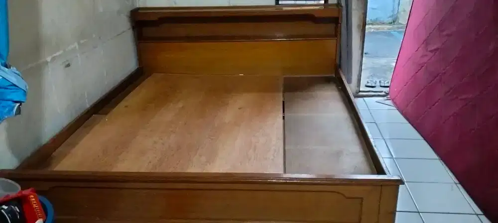 Divan kayu jati