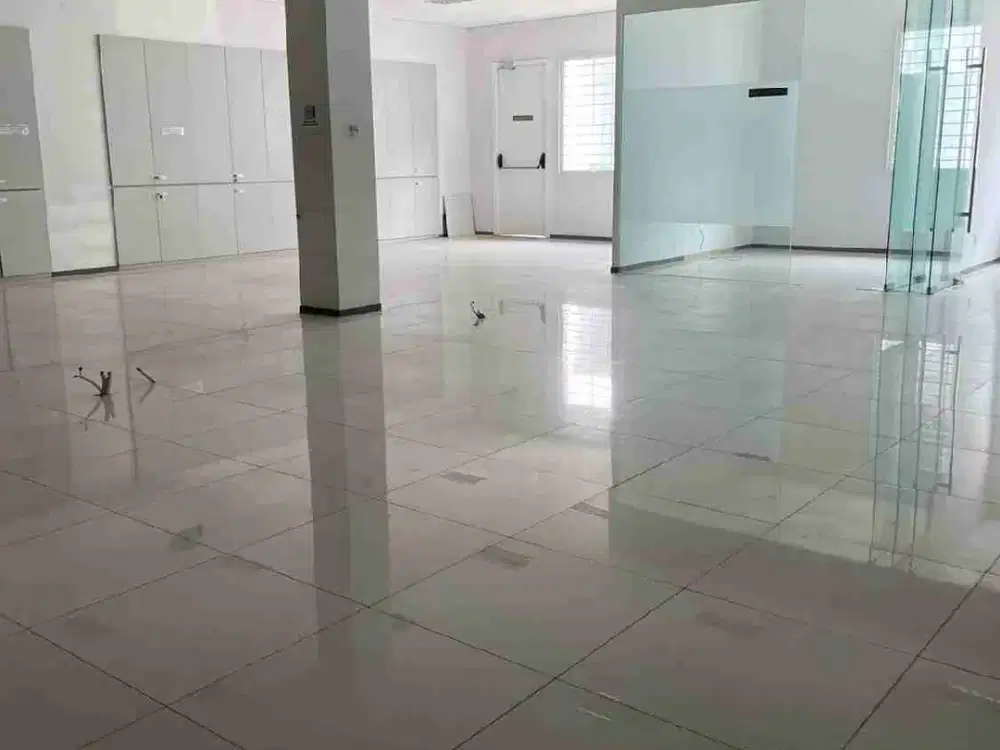 Disewakan Komersial nol Jalan Panglima Sudirman. Lokasi Strategis di Pusat Kota. Cocok Untuk Kantor, Bank, Showroom.  Halaman Luas.