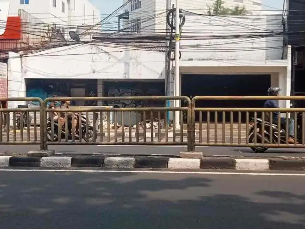 Dijual Ruko / Tempat Usaha Strategis dengan Harga 80 % NJOP (nego) di Supomo Raya Jakarta Selatan