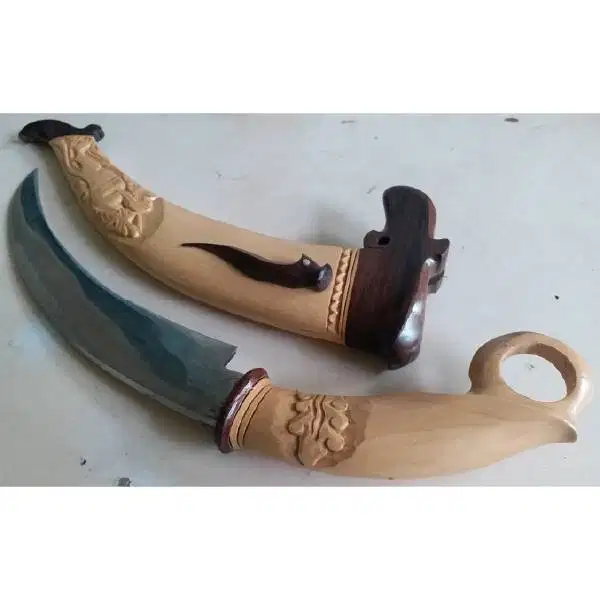 Vintage Kujang primitif kerangka dan handle dari kayu ukir motif bunga