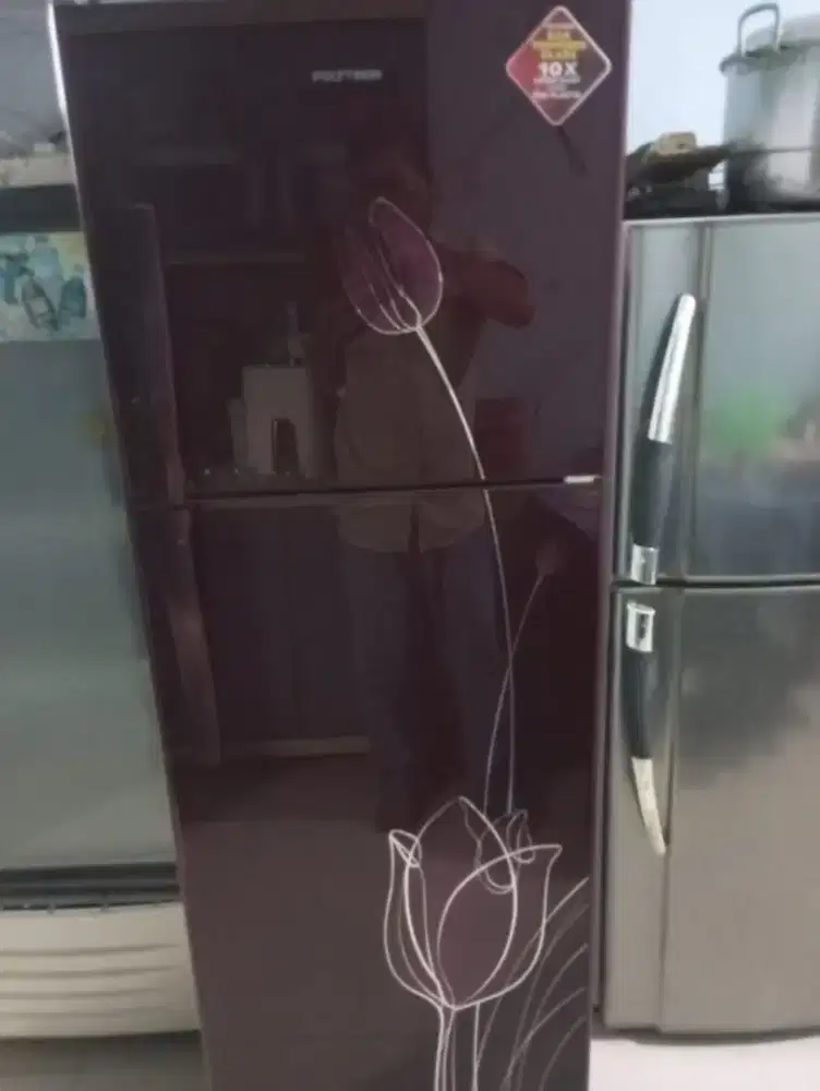 Kulkas 2 pintu merek Polytron