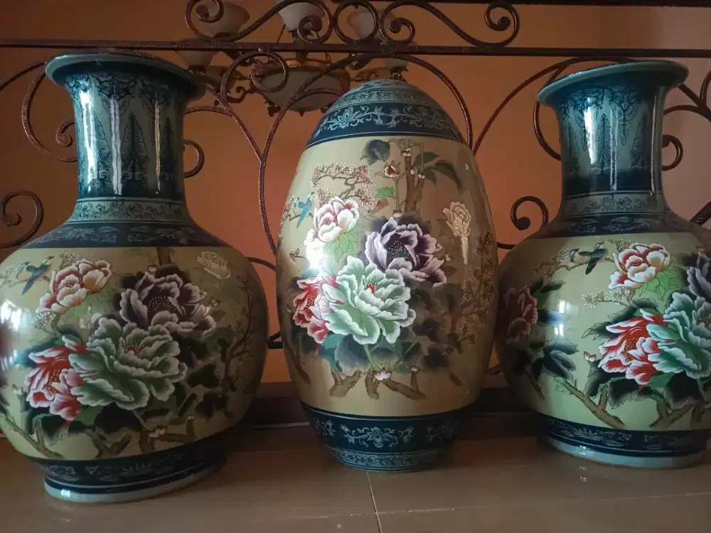 Guci keramik cina motif bunga peony dan burung warna krem/ hijau