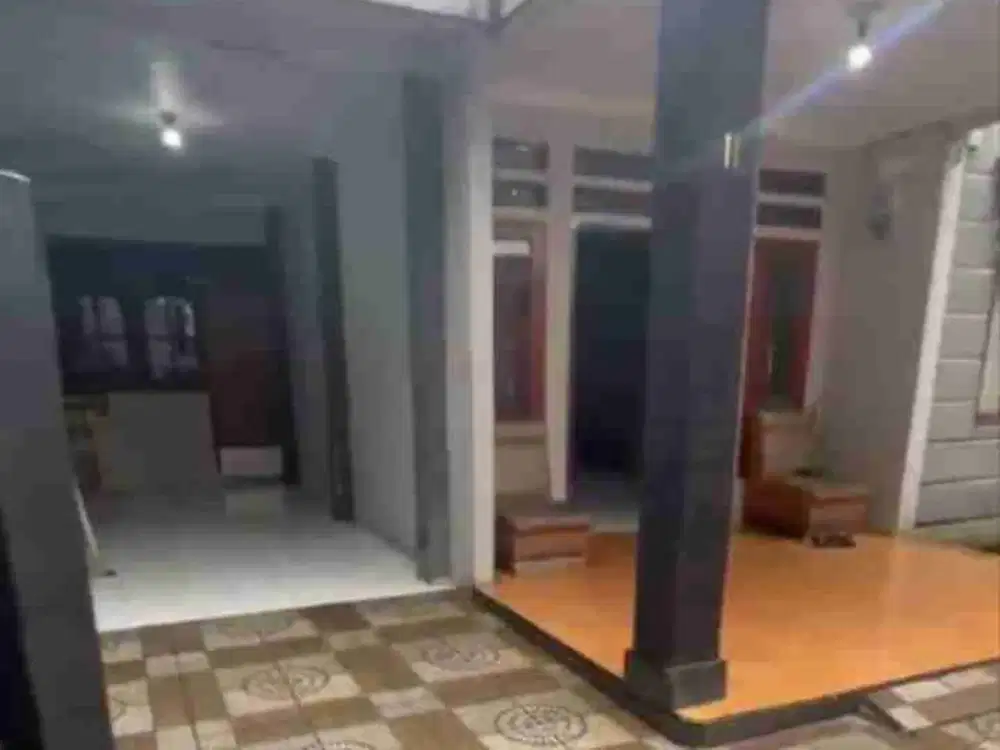 Jual Rumah di jl bukit Cinere sebrang Pasar segar luas 200 m2