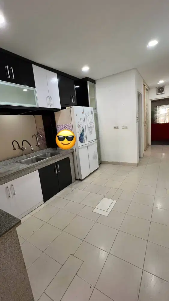 Dijual Rumah Bangunan 2.5 Lantai, Semi Furnished - PIK, Jakarta Utara