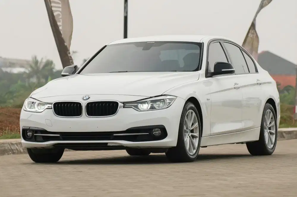Must Have! BMW 320i Sport Facelift LCI 2018 White 330i c200 gla200 x5