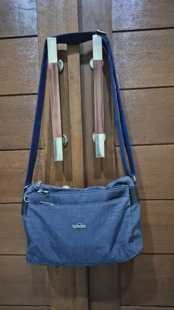Sling bag kipling
