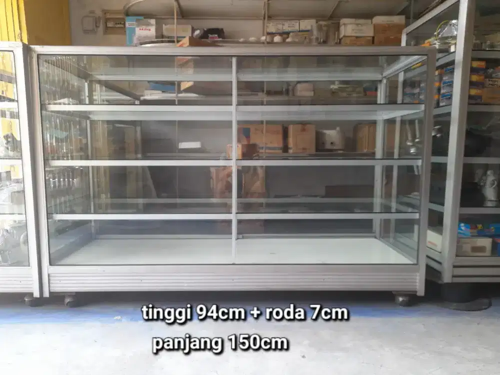 LEMARI KACA DISPLAY DENGAN RODA dan pintu sliding