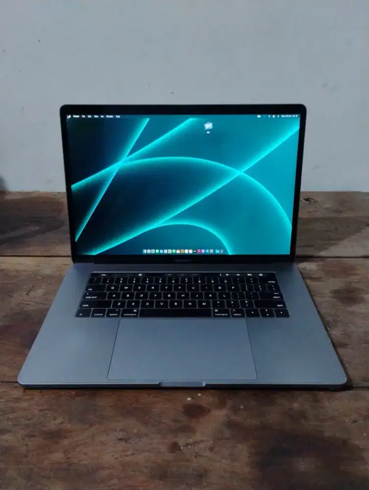 Macbook Pro 15 inch 2016 i7 16gb/512gb Touchbar