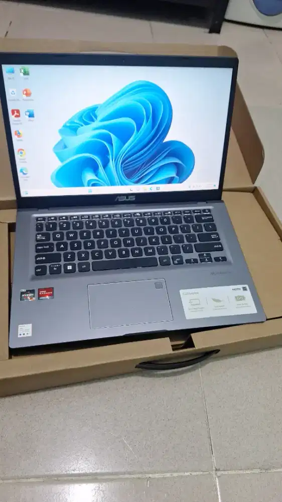 Bismillah di jual laptop asus vivobook ryzen3 slim ram 8gb siap pakai