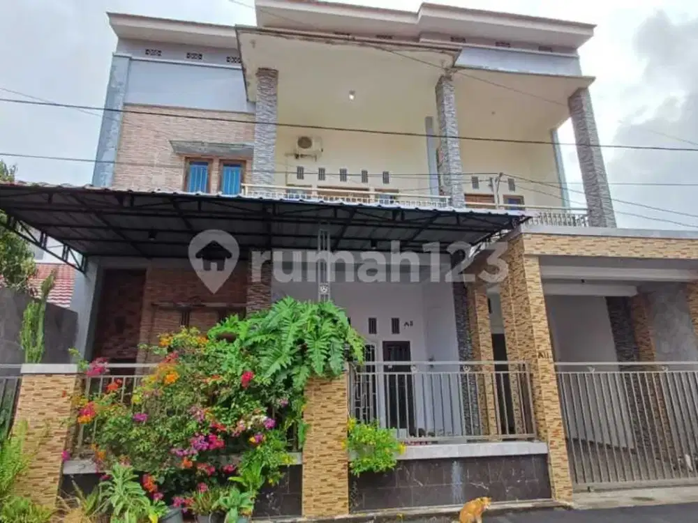 Dijual Rumah Siap Huni Bernuansa Modern 3 Lantai Dalam Kondisi Terawat, Berpagar, Canopy, dan Dekat Untan serta Megamall di Jl. Parit Haji Husin
