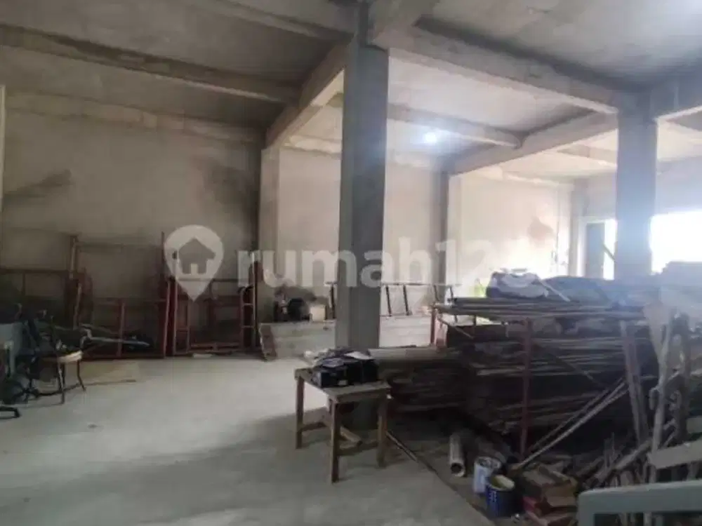 Dijual Ruko 2 Lantai Yg Besar Lebar Ideal untuk Bisnis Baru dengan Lantai Atas Yg Dilengkapi Keramik dan Memiliki Ruangan Kantor dan Kamar di Jl