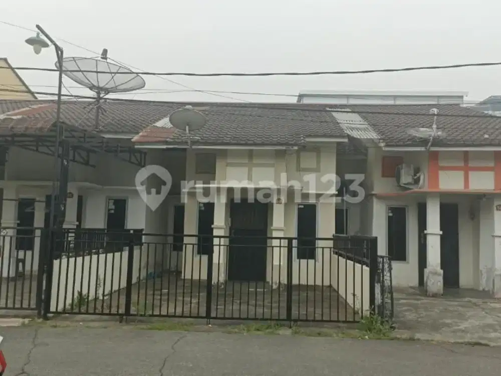 Dijual Rumah Strategis Berpagar Minimalis Siap Huni dengan Akses Jalan Mudah Dekat Kawasan Kota dan Fasilitas Umum Lainnya di Jl. Purnama 2