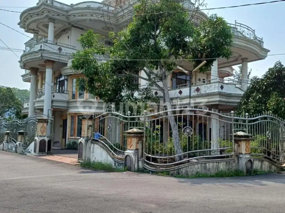 Dijual Rumah Megah Mewah 3 Lantai Siap Huni Full Beton dengan Halaman Luas Dekat Kawasan Kota Beserta Dekat Akses Jl. Perdana, Megamall, dan Seko
