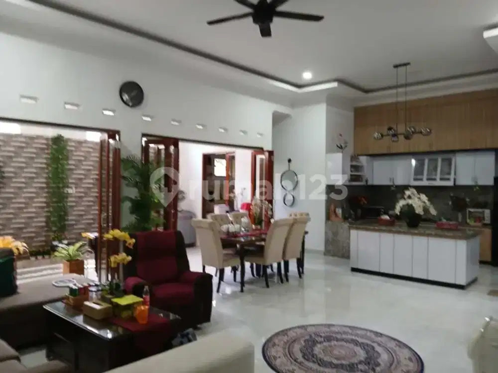 Dijual Rumah Modern Fully Furnished Siap Huni Dalam Kondisi Properti Terawat Beserta Kitchen Set dan Meja Batu Marmer, Memiliki Pagar, Carport, d