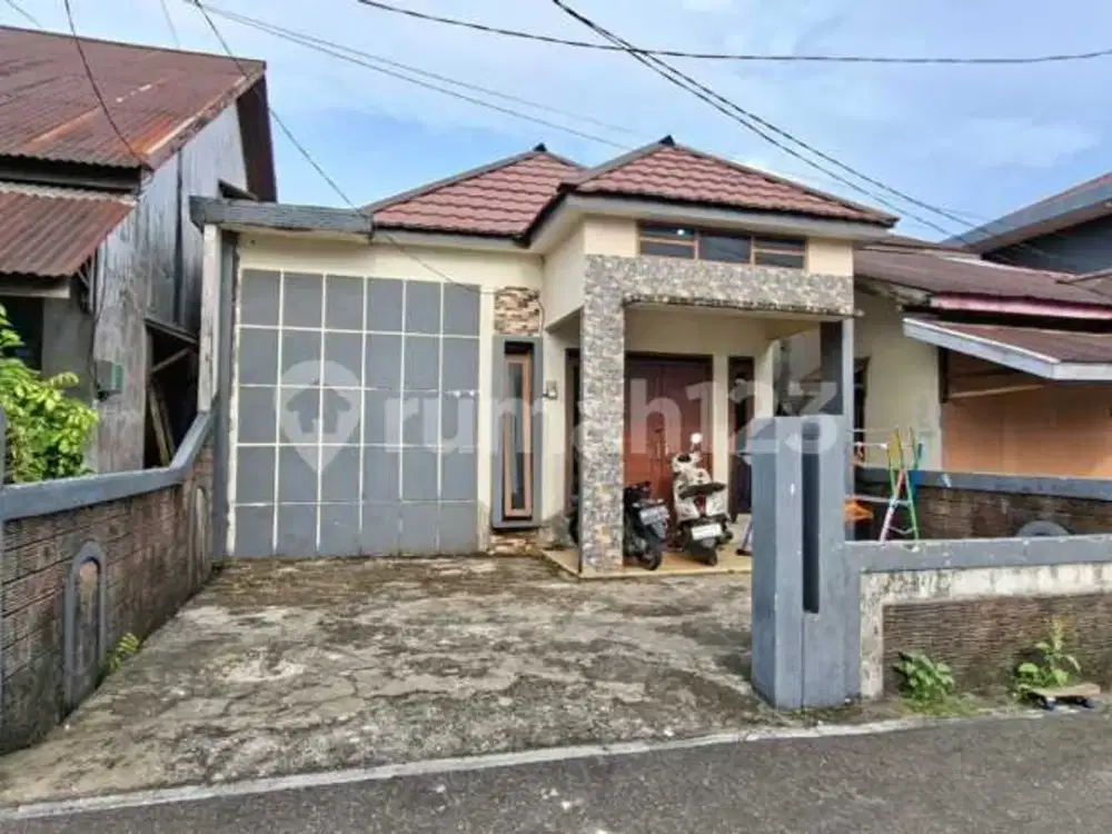 Dijual Rumah Bernuansa Modern Non-Furnished Berpagar Beserta Carport dan Dekat Akses Jalan Raya Besar di Jl. Husein Hamzah Pal 3, Gg. Ikhsan