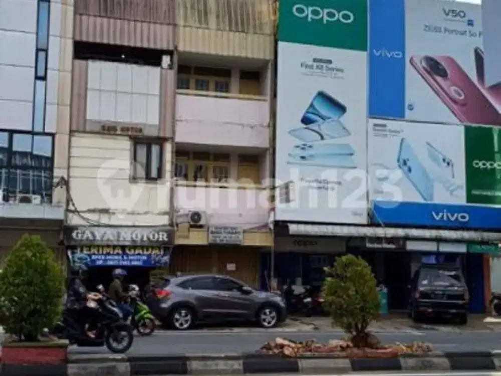 Dijual Ruko 3 Lantai Siap Huni Dalam Kondisi Terawat Lokasi Strategis di Pusat Kawasan Kota Dilengkapi dengan Ac, Kulkas, 1 Set Meja Makan, dan 1