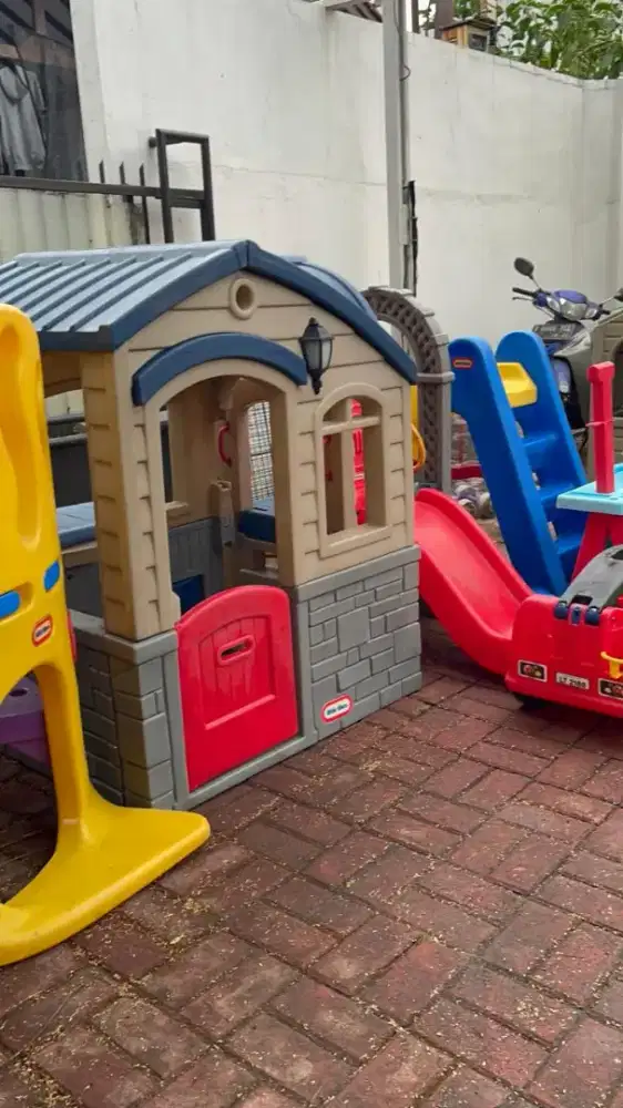 Preloved Little Tikes Picnic Playhouse