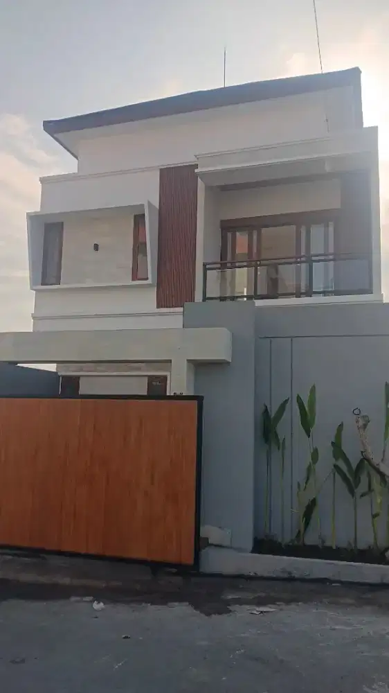 Rumah baru lantai 2 ada taman depan belakang di Jl Sedap Malam Sanur