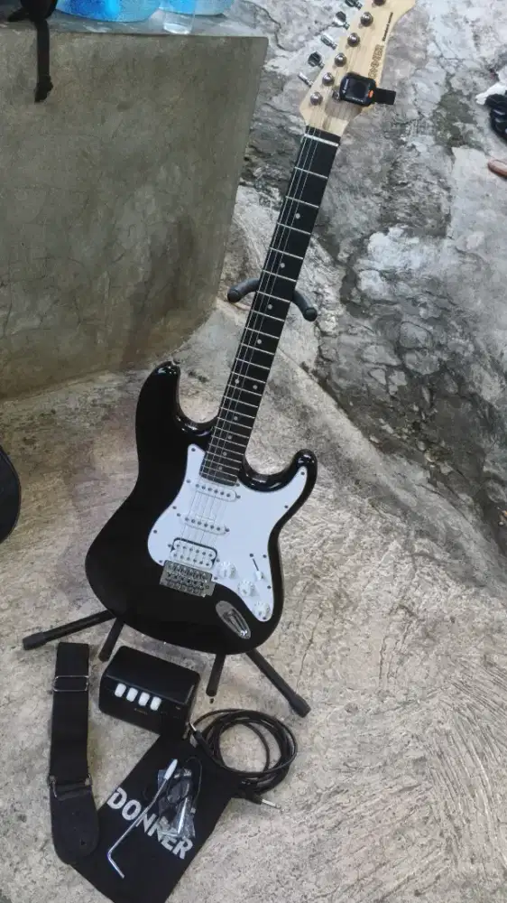 Gitar Listrik Donner DST-100B