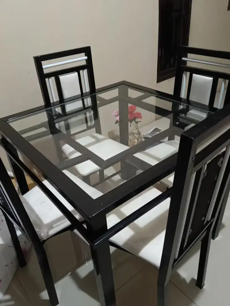MEJA MAKAN MINIMALIS