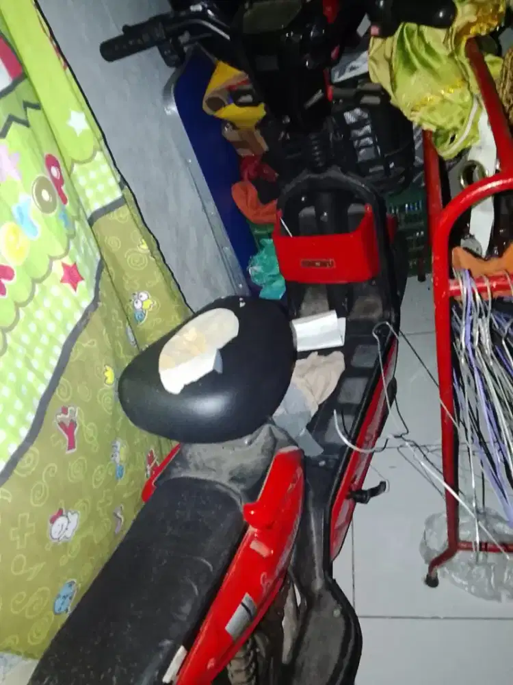 Sepeda listrik merah