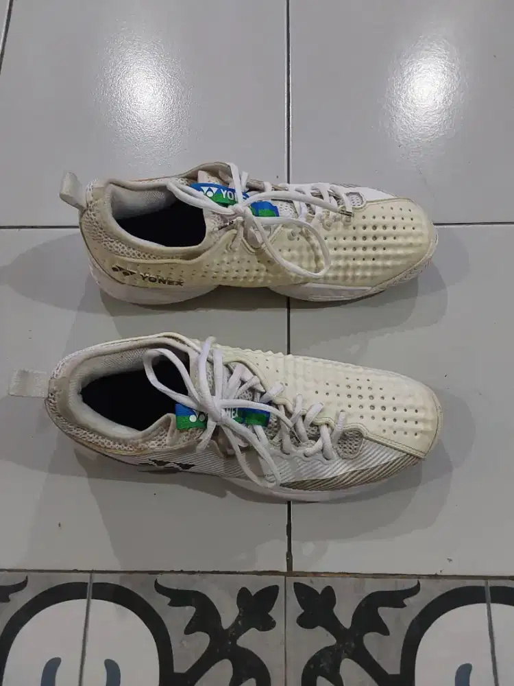 Sepatu bulutangkis yonex 42