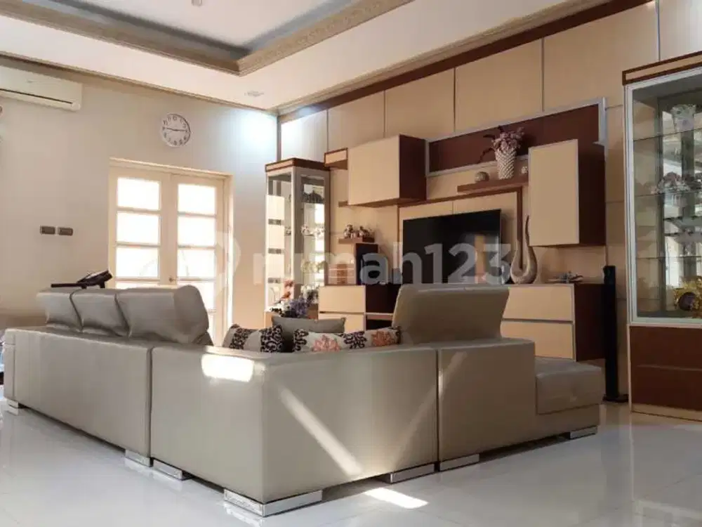 di Rumah Pik Venice, Jakarta Utara
