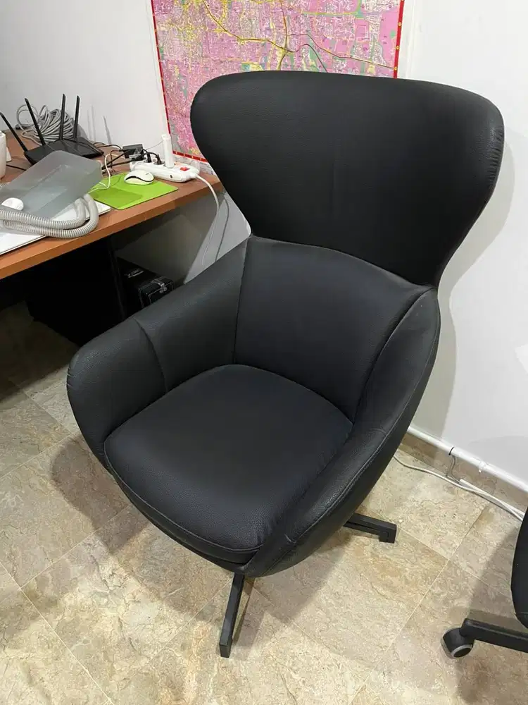 Kursi Santai Besar Hitam