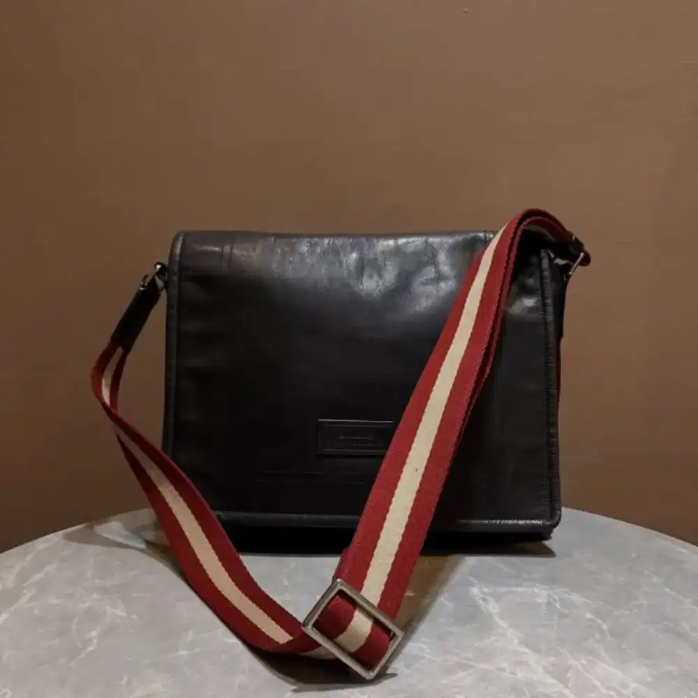 Bally slingbag pria