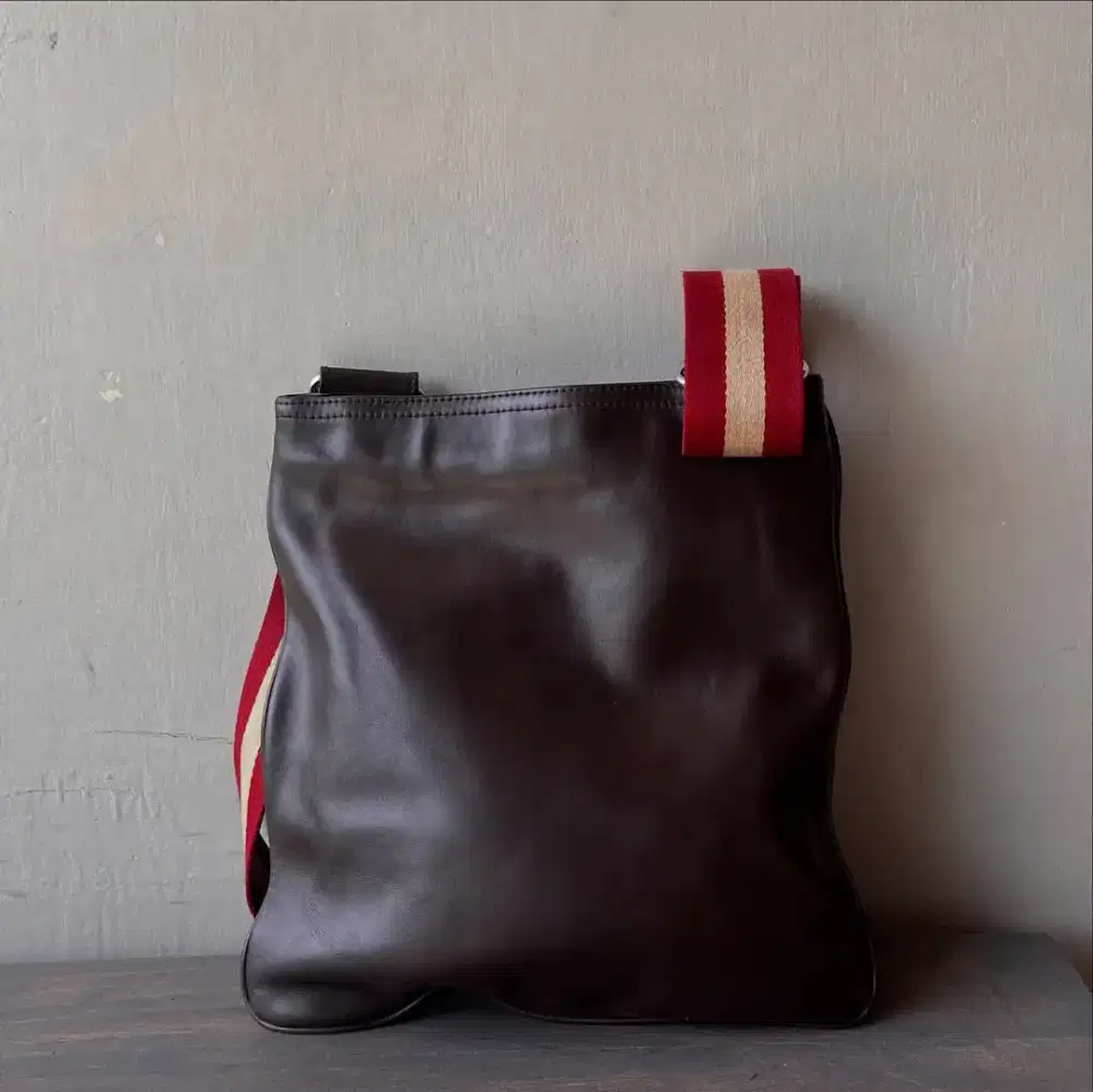Bally slingbag pria