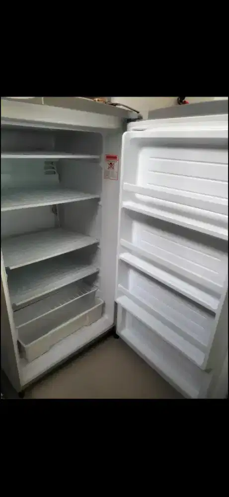 Kulkas freezer asi merk AQUA