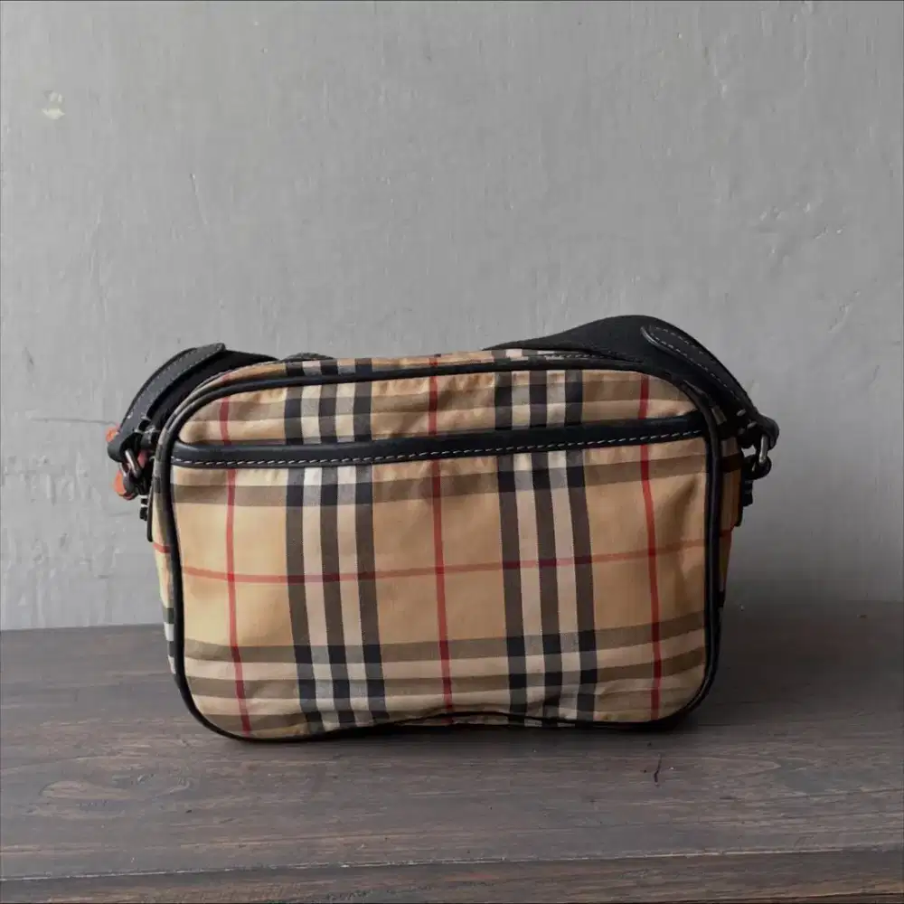 Burberry slingbag pria