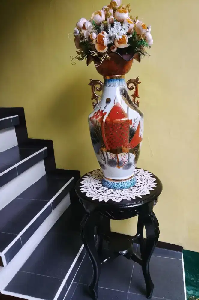 Di Jual Guci Porselen Langka Berukuran Besar