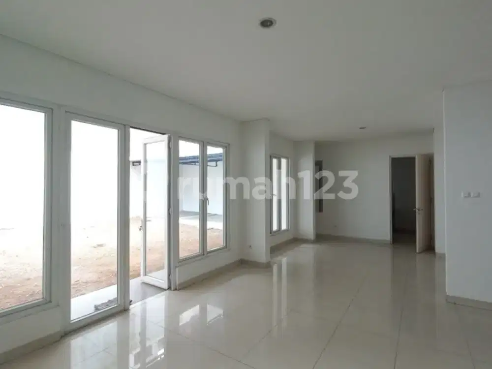Lokasi Strategis, Rumah di Boulevard Perum Citra Grand Cibubur, SHM 2 Lantai, Hadap Timur