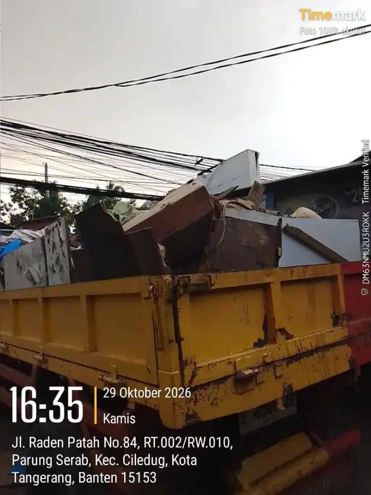 Buang puing dan pembersihan sampah finishing proyek