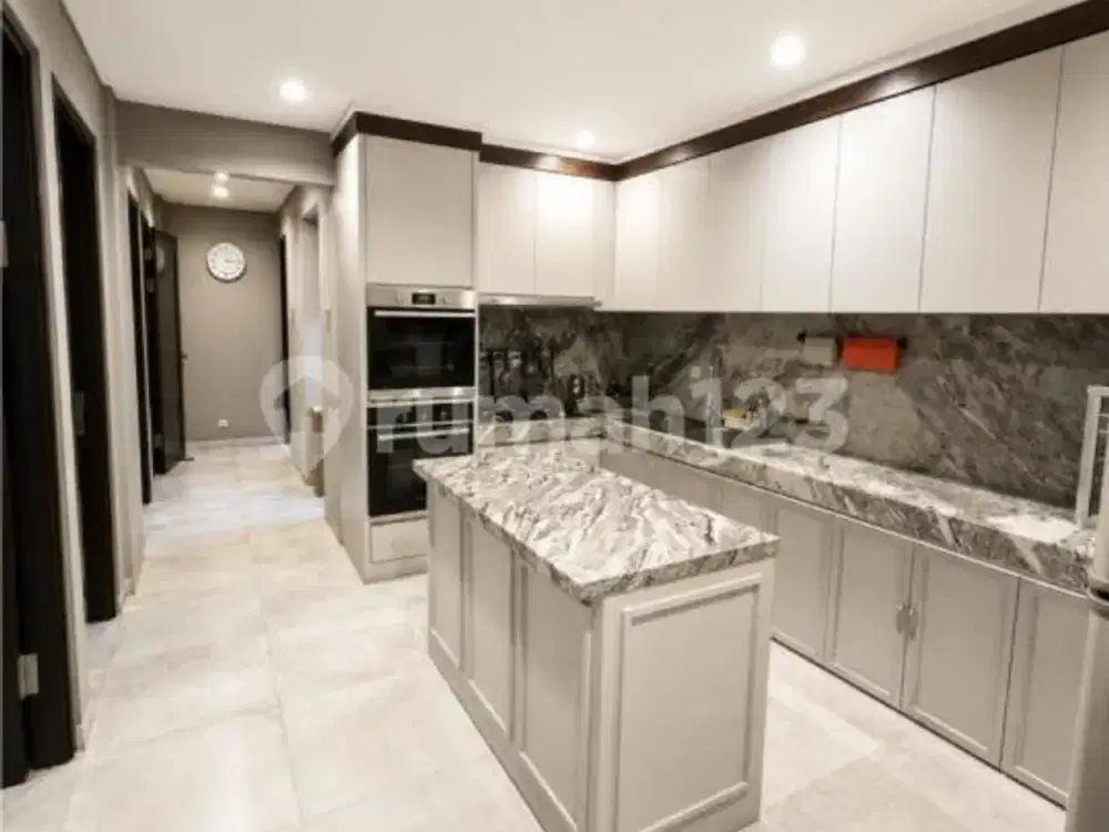 Dijual Rumah Mewah 3 Lantai di Camar Indah Pik 1