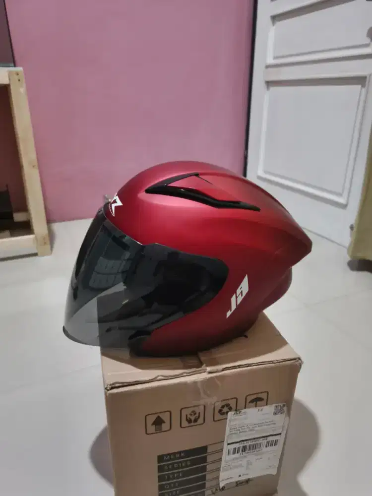 Helm Half Face merk XYZ maroon doft