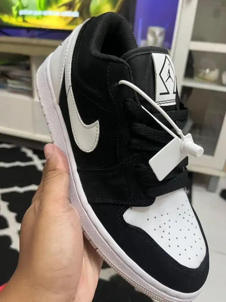 Sepatu hitam putih new