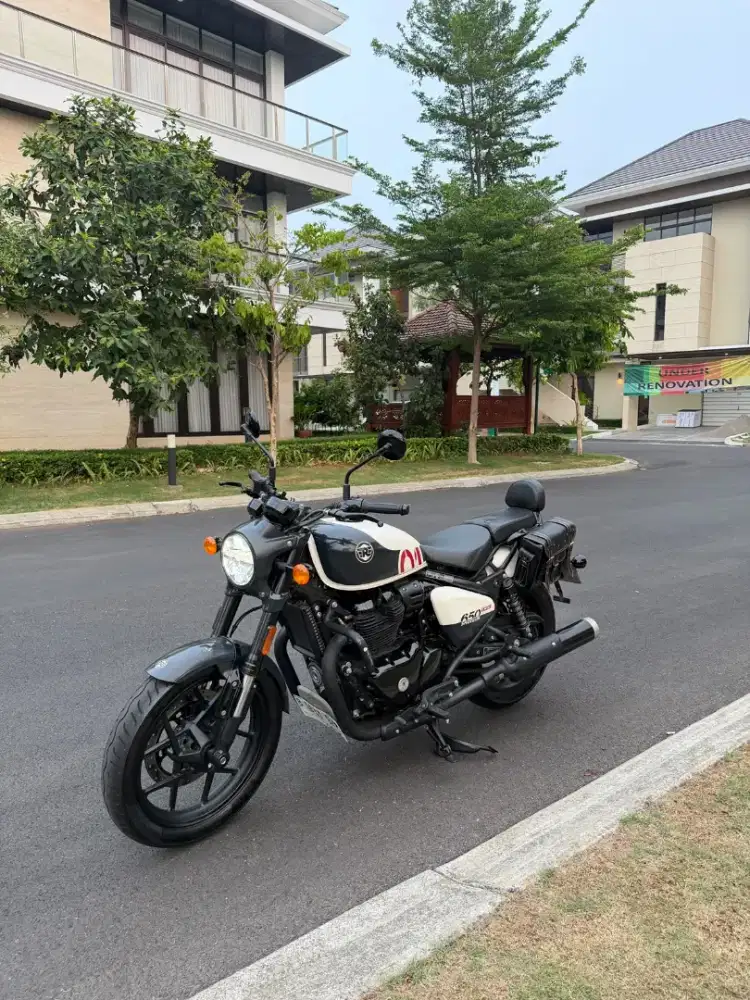 Royal Enfield Shotgun 650 stencil white 2025 low km