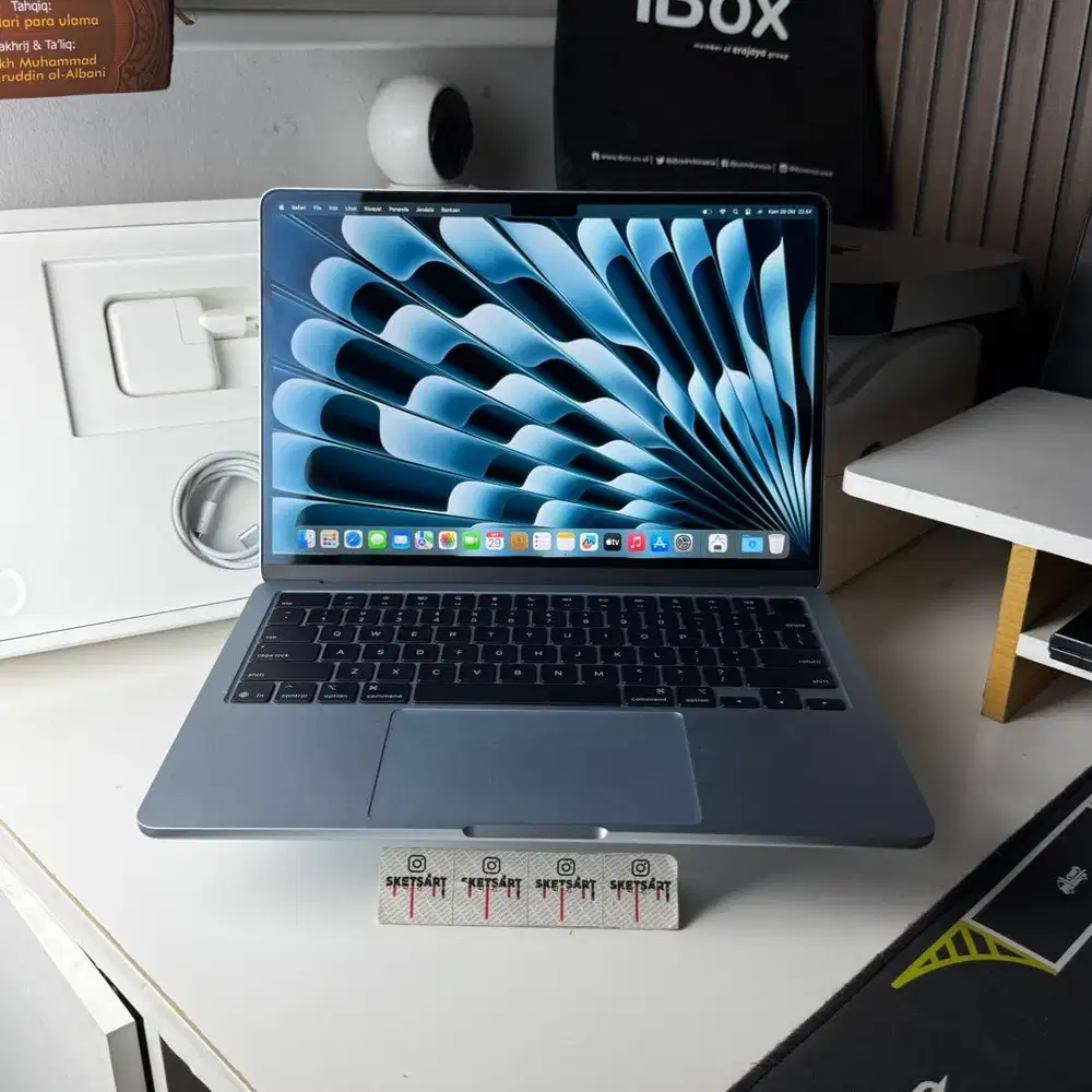 MacBook Air M4 16gb 256gb Sky Blue iBox Battery Health 100%