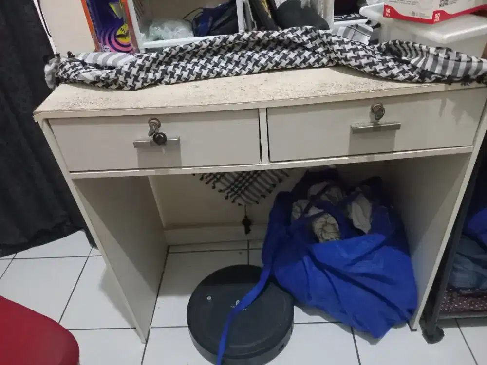 Meja belajar dan kursi