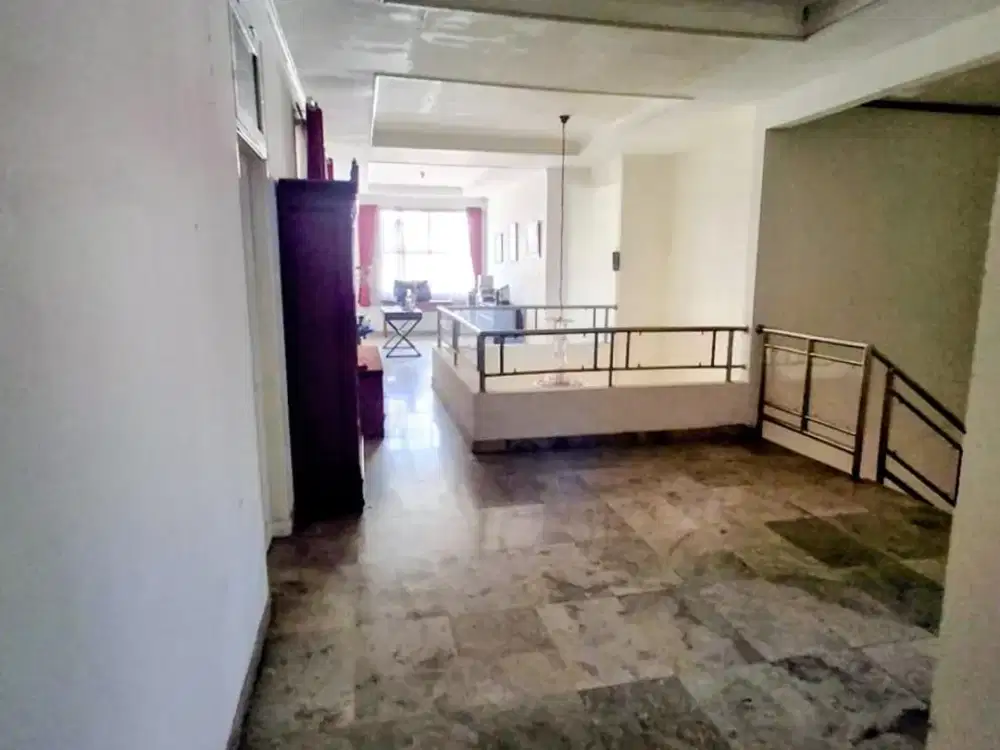 Rumah Tinggal Besar Hook Sayap Batununggal