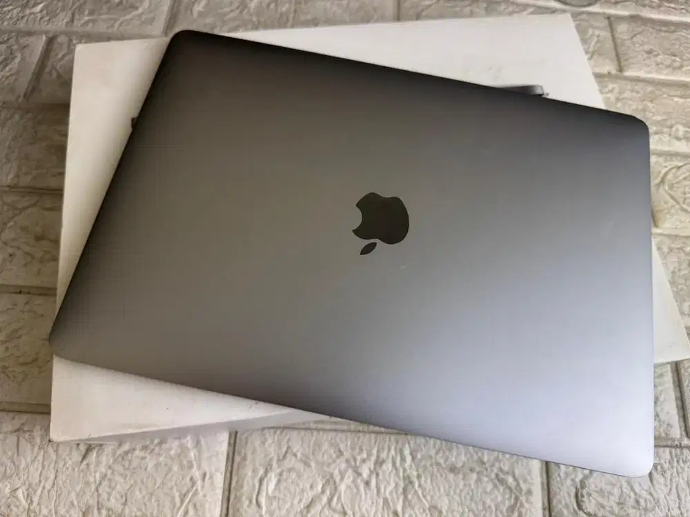 macbook pro 2020 touchbar 8/256gb core i5 Fullset ex ibox Terima COD