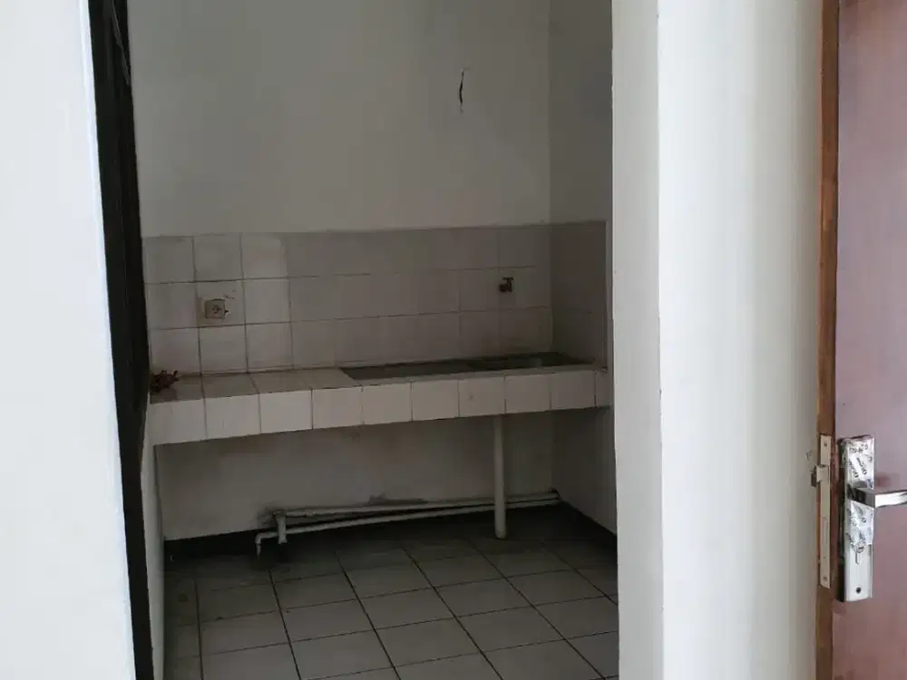 Disewakan/Jual Rumah Kopo Permai bisa utk usaha dengan area ruangan luas